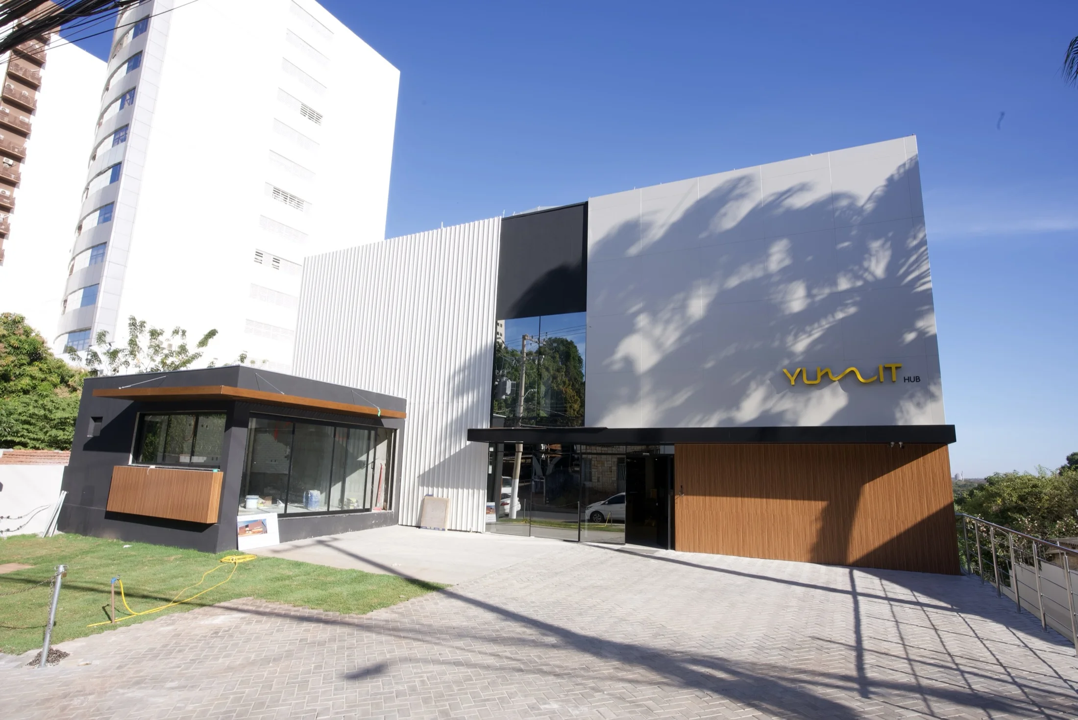 Fachada do Yumit Hub depois da obra