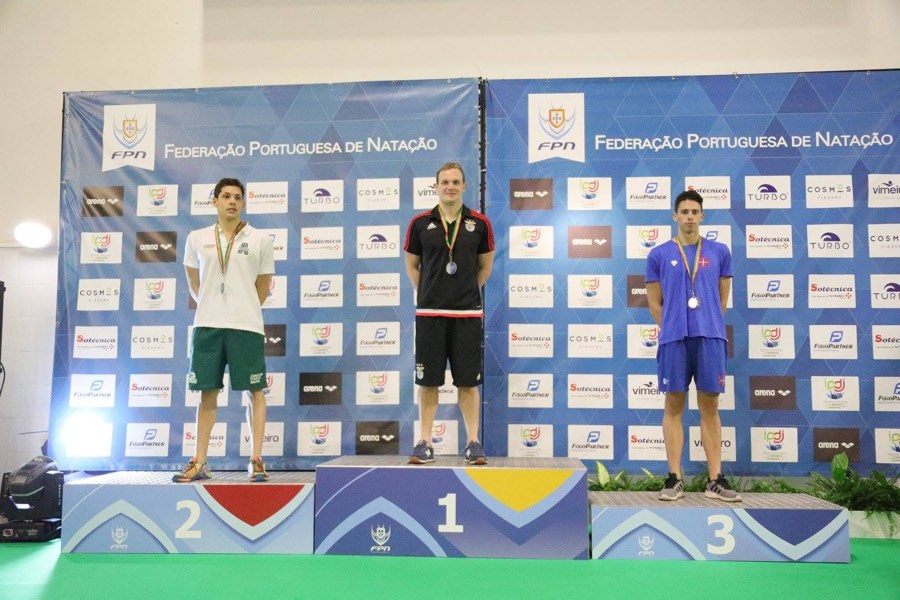 Luiz Pedro no primeiro lugar do pódio em Portugal, representando o Benfica