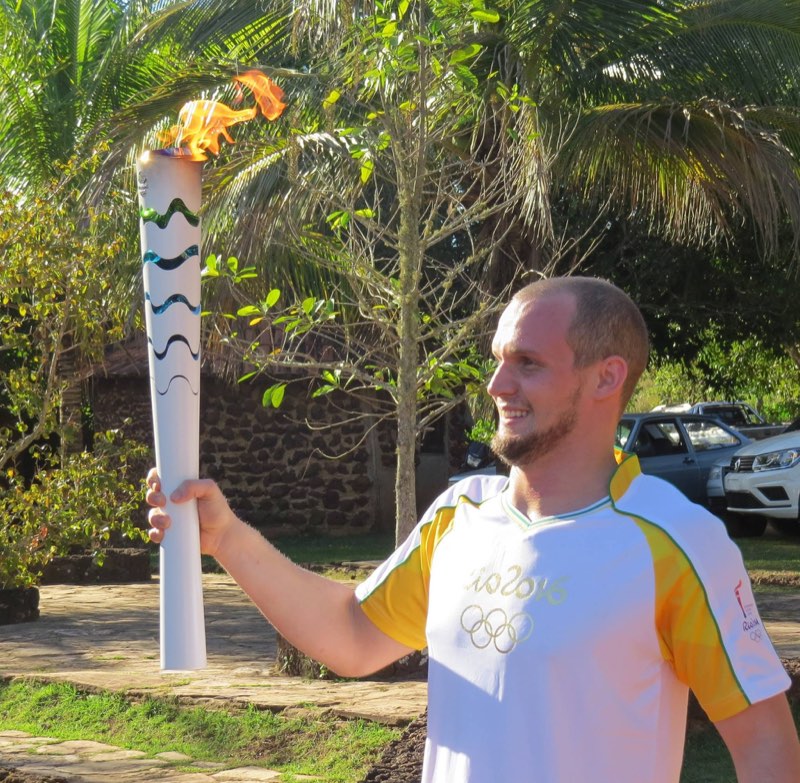 Luiz Pedro conduzindo a tocha olímpica do Rio 2016 em Mato Grosso